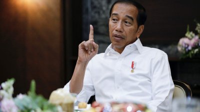 印尼总统佐科周三在雅加达总统府接受媒体访问。（图取自路透社）