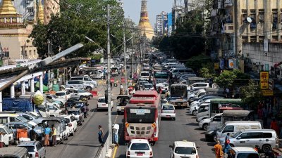 图为周二在缅甸商业中心仰光市，Mahabandoola路的交通络绎不绝，远处可见到司雷宝塔。（图取自法新社）