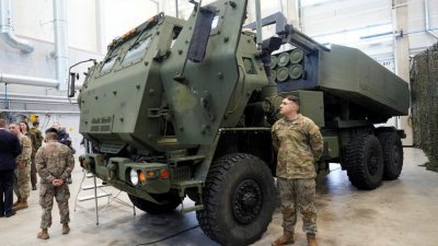 美国向乌克兰提供的最新一轮军事援助，包括用于高机动性炮兵火箭系统（HIMARS）的火箭。图为美国M142高机动火炮火箭系统在爱沙尼亚塔帕军事基地展示。（图取自路透社）
