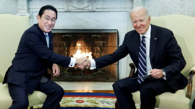 图为1月13日，日本首相岸田文雄（左）和美国总统拜登在白宫椭圆形办公室进行会谈前握手。（路透社档案照）