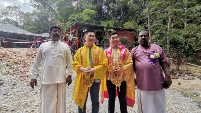 黄家和（左2起）及郑国霖出席在拉律山麓姆鲁甘兴都庙举行的大宝森节庆典，并与庙负责人交流。