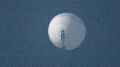 从社交媒体获取的照片，据信是中国的“间谍气球”于2月1日飞过美国蒙大拿州比林斯市上空。（图取自Chase Doak/路透社）