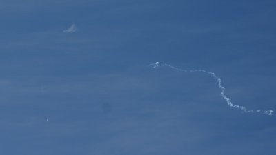 当地时间周六（4日）在美国霍顿海滩上空，看到据信是中国“间谍气球”被美军击落后的景象。（图取自路透社）