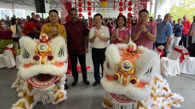垄尾州议员杨顺兴（左起）、蓝卡巴星与曹观友等人，于周一中午出席武吉牛汝莪新春团拜活动。