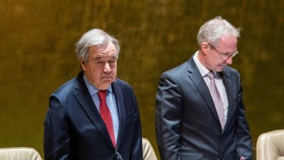 联合国秘书长古特雷斯（左）周一在美国纽约的联合国总部，出席联合国第58次全体会议期间，为土耳其和叙利亚的地震遇难者默哀一分钟。（图取自路透社）