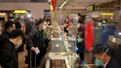 中国暂停3年的旅行社出境游业务周一试点恢复，赴泰旅客在广西壮族自治州南宁吴圩国际机场，办理乘机手续。（图取自中新社）