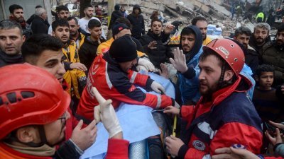 在土耳其迪亚巴克尔，救援人员和志愿者周一从迪亚巴克尔的废墟中救出一名幸存者。（图取自法新社）
