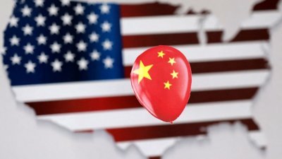插图显示，一个印有中国国旗的气球被放置在美国地图轮廓形状的美国国旗上。（图取自路透社档案照）