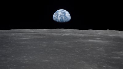 人类首次载人登月太空飞行任务阿波罗11号，在月球上拍下地球升起的画面。（图取自NASA）