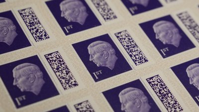 英国皇家邮政在伦敦的邮政博物馆，展示新版国王查尔斯通用邮票。（图取自路透社）