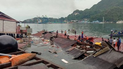5.4级浅地震周四袭击印尼最东部的巴布亚地区，港口的建筑倒塌坠入海中。（图取自法新社）