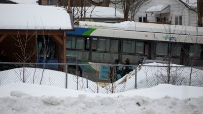 加拿大魁北克省拉瓦勒市的一辆公共巴士，在当地时间周三早上撞入圣罗斯社区一家托儿所，造成死伤。警方事发后在现场展开调查。（图取自路透社）