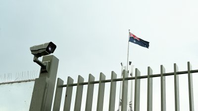 澳洲首都堪培拉国会大厦外的监控摄像头。（图取自澳联社/路透社）