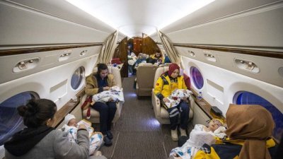 在地震灾区获救、无依无靠的16名婴儿，从卡赫拉曼马拉什搭乘埃尔多安的总统专机送往首都安卡拉就医。（图取自推特@_AD_CHANEL6）