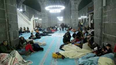 在土耳其迪亚巴克尔，幸存者周二在历史悠久的乌鲁清真寺避难。（图取自路透社）
