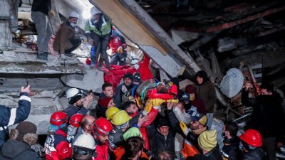 土耳其发生强震后，在南部哈塔伊省安塔基亚，救援人员周五从废墟中救出一名受困者。（图取自路透社）