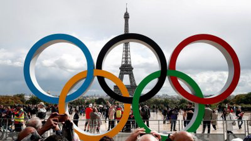 法国首都巴黎的地标埃菲尔塔前，安装了奥运五环标志。（路透社档案照）