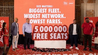 亚航航空集团总执行长博林甘（左）、张庆信（中）、和东尼费南德斯在500万个免费机票促销活动推介礼上合影。