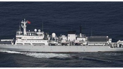 图为在鹿儿岛县屋久岛附近驶入日本领海的中国海军测量舰。（图取自https://www.mod.go.jp/）
