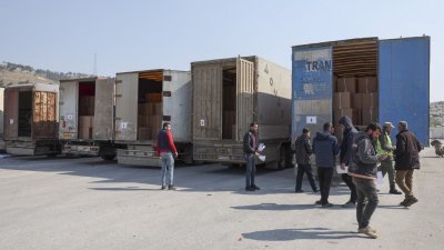 在叙利亚反抗军控制的西北部省份伊德利卜，书记们周日在叙利亚与土耳其交界处的巴布哈瓦过境点，检查载有联合国救援物资的货车。（图取自法新社）