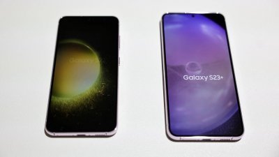 三星于2月头发布的Galaxy S23系列，是首次使用再生塑胶零部件的旗舰智能手机产品。（图取自路透社）  
