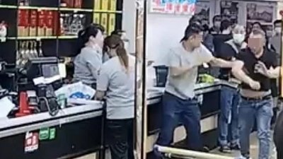 黑衣男大闹超市，穿著灰衣的男店长阻止对方动粗。 （视频截图）