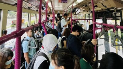 从周一起，在新加坡搭乘公共交通工具时无须戴口罩，但巴士上不戴口罩的乘客只占一小部分。