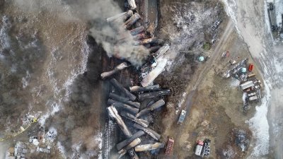 2月6日的无人机镜头显示，在美国俄亥俄州东巴勒斯坦发生的货运列车脱轨事件。（图取自NTSBGov/路透社）