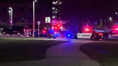 密歇根州立大学当地时间周一晚发生枪击事件后，大批警员赶到现场。（图取自今日美国）