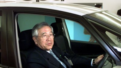 丰田章一郎2000年在丰田的推介礼上，坐到新款中型车Opa的驾驶座上。（路透社档案照）