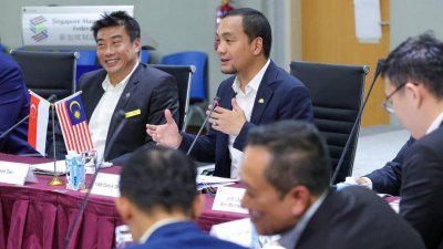 翁哈菲兹（右）出席了新加坡制造商总会的论坛，左为该会会长陈展鹏。