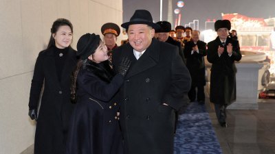 朝鲜官媒于上周三发布最高领导人金正恩，带同妻女出席参加在平壤金日成广场举行的朝鲜建军75周年阅兵式，期间女儿金主爱与金正恩互动亲密。（图取自朝中社/路透社）