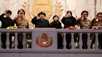 朝鲜官媒2月9日发布照片显示，庆祝朝鲜人民军成立75周年（建军节）阅兵式8日晚在平壤金日成广场举行，金正恩（左3）和女儿金主爱音检阅方阵。（图取自朝中社/路透社）