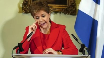 苏格兰首席部长斯特金15日举行记者会宣布请辞。（美联社）
