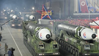 朝鲜2月8日在平壤金日成广场举行阅兵仪式，庆祝人民军成立75周年，“火星-17”型导弹发射车纵队亮相。（图取自朝中社/路透社）