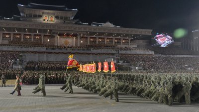 朝鲜2月8日晚上在平壤金日成广场举行阅兵式，庆祝朝鲜人民军成立75周年。（图取自朝中社/路透社）