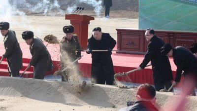 朝鲜官媒周四发布周三拍摄的照片，最高领导人金正恩（中）参加了平壤江东温室农场的奠基仪式。（图取自朝中社/法新社）