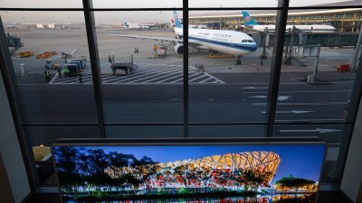 1月17日早上9时，中国南方航空CZ309航班从北京大兴国际机场启程飞往香港。这是近3年来，大兴机场首架国际及港澳台地区客运航班，标志著大兴机场国际及港澳台地区客运航线正式恢复。图为航班等候旅客登机。（图取自中新社）