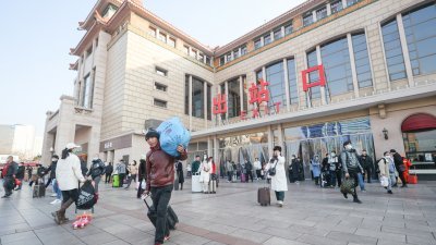 为期40天的2023年春运周三正式落幕，在春运的最后一天，旅客走出北京站出站口。（图取自中新社）