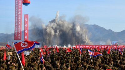 朝鲜官媒周四发布周三拍摄的照片，显示该国当天举行盛大的平壤江东温室农场奠基仪式。（图取自朝中社/路透社）