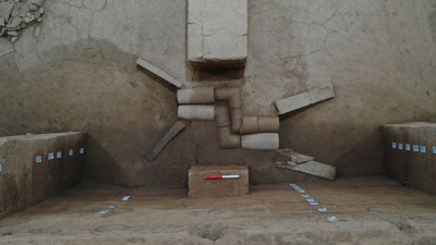 考古人员在栎阳城遗址发现一处距今约2400年的高等级厕所遗迹，这是中国历代宫城考古中发现的唯一一例厕类遗存，也是中国考古发现的第一个“冲水式”厕所。图为2022年7月5日拍摄的3号建筑2号排水设施。（图取自阿房宫与上林苑考古队/中新社）