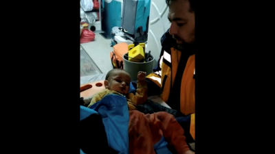 在土耳其哈塔伊省，救援人员上周六抱著一名在致命地震中幸存下来的7个月大婴儿，该婴儿被困在瓦砾下139小时。（图取自科贾埃利市/路透社）