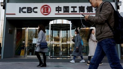 人们走过中国工商银行（ICBC）在中国北京的一家分行。（图取自路透社档案照）