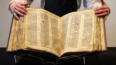 在美国纽约市苏富比拍卖行展出的“沙逊手抄本”是迄今为止发现的最早、最完整的希伯来文圣经，估计售价在3000万至5000万美元之间。（图取自路透社）