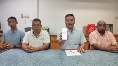 郑国球（左3）出示信函，并促请甲州政府把铺路工程管理权交回地方政府负责，左起为纳基、雷宝翔和莫哈末。