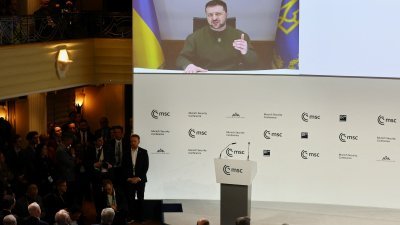 全球最重要外交和安全论坛慕尼黑安全会议当地时间周五揭幕，乌克兰总统泽连斯基透过视像呼吁西方加快向乌克兰供应武器。（图取自路透社）