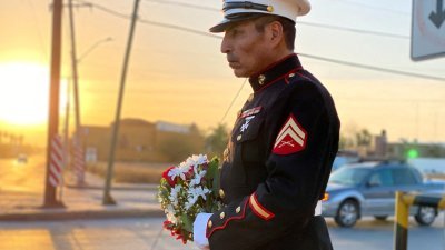 每年情人节，美国陆战队退伍军人佩雷兹都会拿著一束花，站在美墨边境城市新拉雷多的雷诺萨街角，默默等待数十年前曾疯狂爱上的心上人。（图取自路透社）