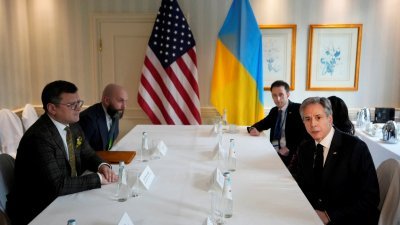 美国国务卿布林肯在德国出席慕尼黑安全会议，当地时间周六（18日）与乌克兰外长库列巴会面。（图取自路透社）