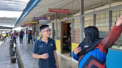 何子扬（左）拜访金马仑原住民村落的Telanok小学，并向副校长丽亚娜了解学校面临的问题。