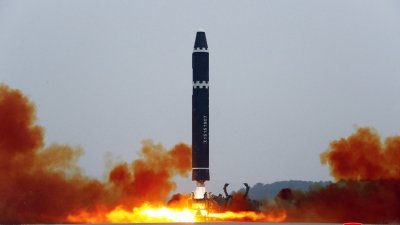 朝鲜官媒周日发布前一天拍摄的照片，显示在平壤国际机场按照最大射程以高仰角试射“火星-15”型洲际弹道导弹。（图取自朝中社/法新社）